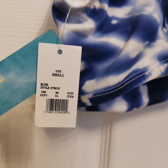 💕2/$20💕 Beach Betty Blue/White Tie Dye Twist Bikini Top - Picture 8 of 10